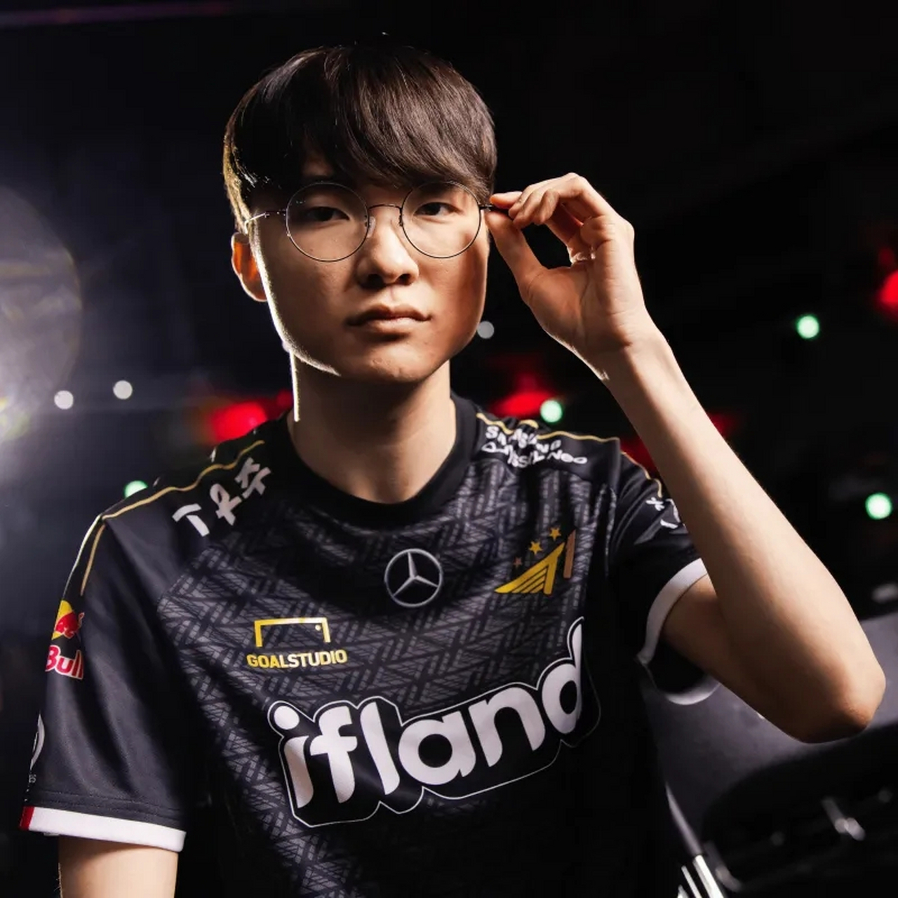 Faker迎来十五赛季出色发挥，RNG观众热烈欢呼！比赛高潮迭起(faker2021赛季)