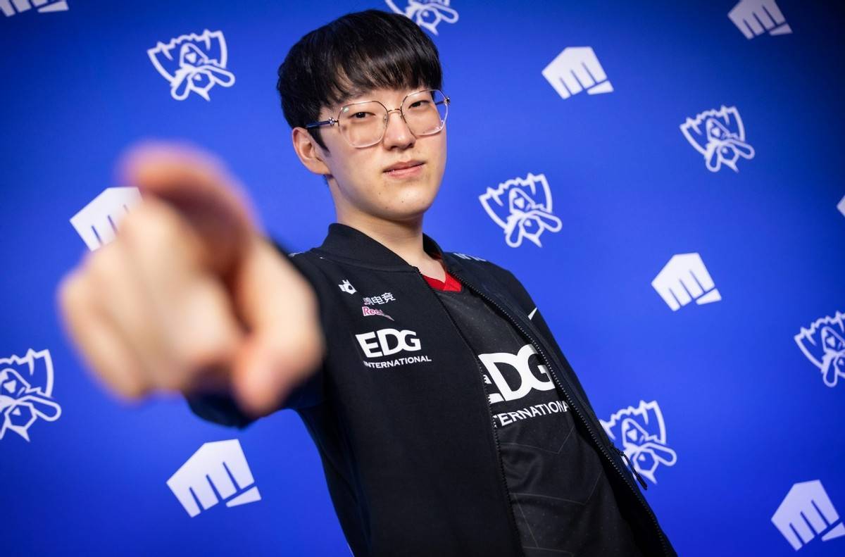 败北引发热议！，Scout在IG比赛中险胜比赛高潮迭起(scout在skt的比赛)