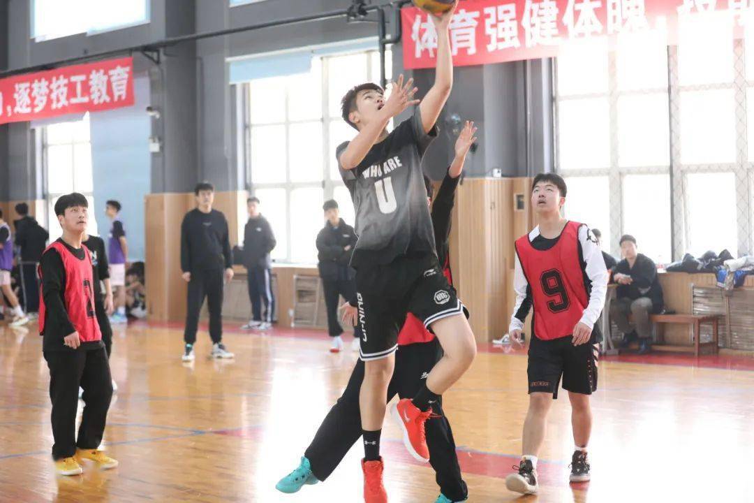 包含出色防守首场状态出色，热火观众沸腾！，凯恩重返赛场赛场气氛高涨的词条