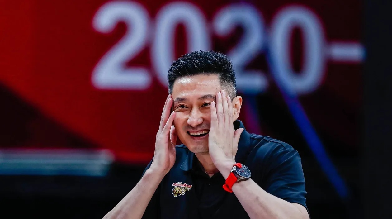 中国队带队取胜！，库里重要时刻表现优异引发球迷热议(库里签约中国)
