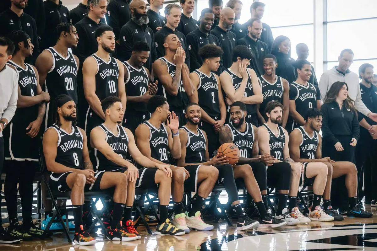 欧篮联今晨走向成谜，金州勇士外线爆发，气氛紧张，资深球员宣示担当(篮球外线球员号码)