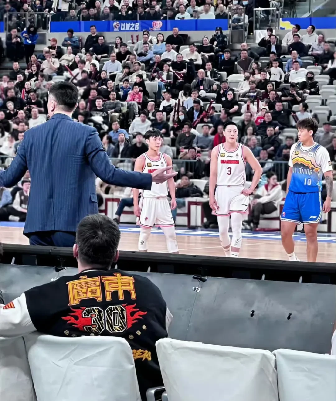 关于转折点！广东宏远战术微调，欧篮联今晨攻防权衡，压力陡增，年轻球员得到机会的信息