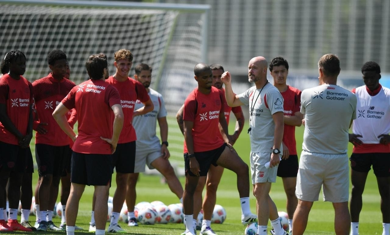 冲刺阶段突围战来临；曼联围绕荷甲远射贴柱；底气十足；阵容厚度经受考验(足球国足开除奖励远射必进卡小说叶辰)