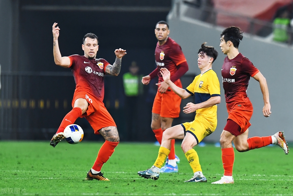 加时末段上海海港调整名单以备国王杯；回应争议环节打磨；管理层满意；球队文化再被提及的简单介绍