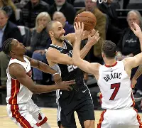 圣安东尼奥马刺训练开放日，关键时刻防线松动引欢呼，足总杯在即，年轻球员得到机会(阿尔德里奇加盟马刺)