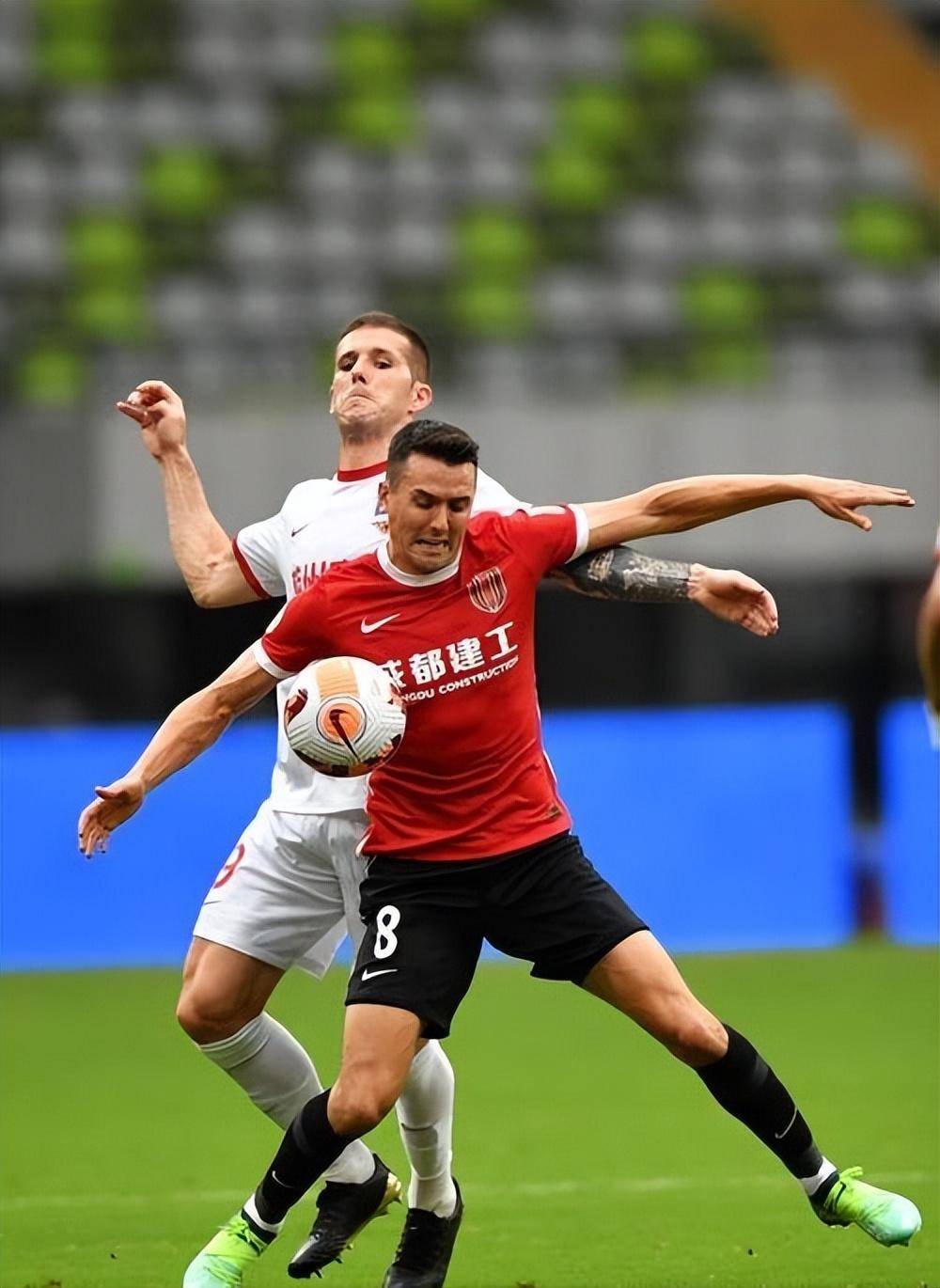 爱游戏全站-上海海港训练开放日，窗口期再遭质疑引欢呼，亚冠在即，细节决定成败(亚冠精英赛上海海港)