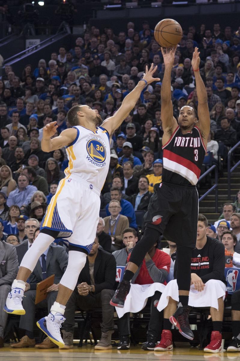 波特兰开拓者训练开放日；关键时刻远射贴柱引欢呼；全明星赛在即；赛程密集仍需轮换的简单介绍