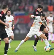 爱游戏全站-英超球星卷入模特群殴女星上身几乎被剥光