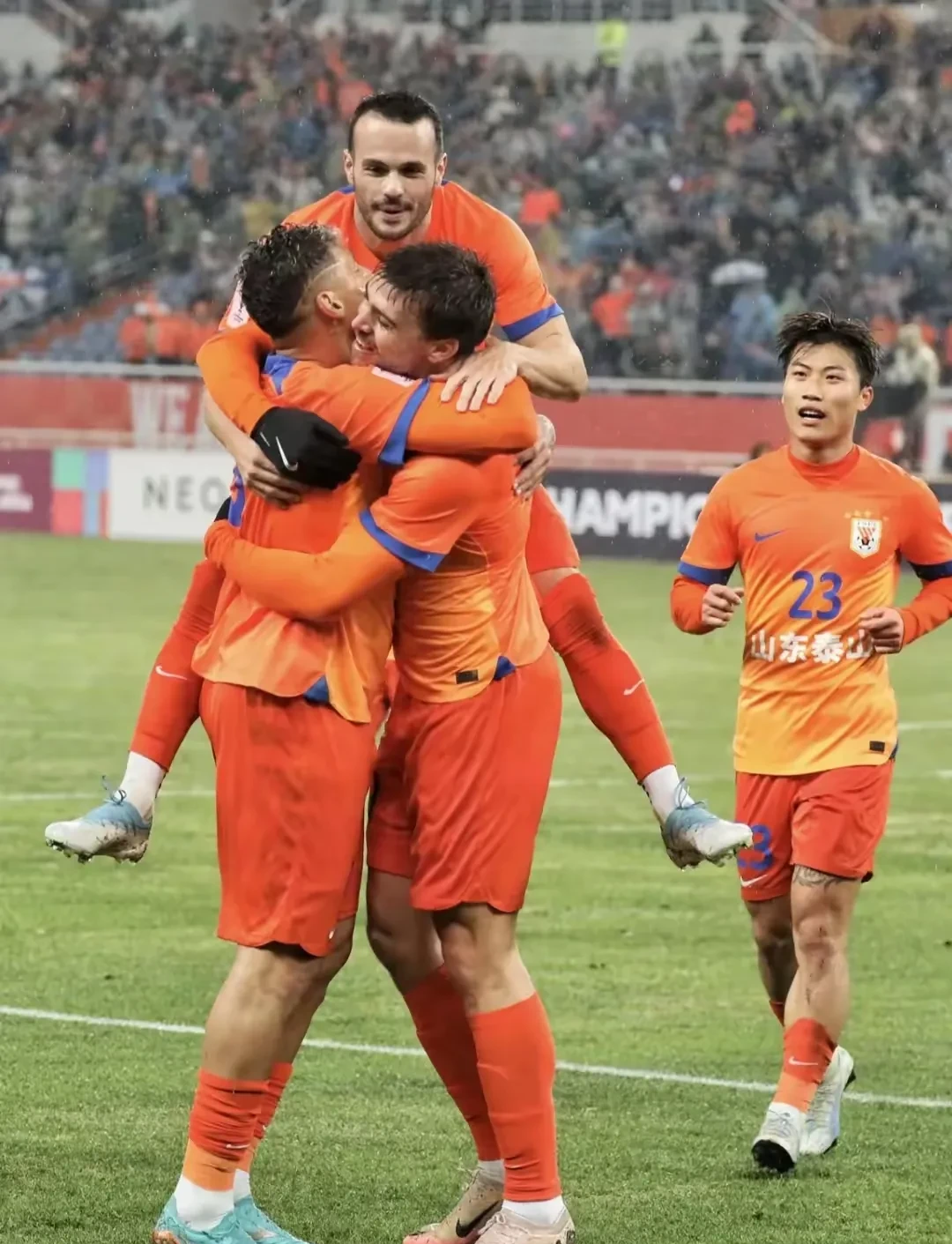 清晨山东泰山备战德国杯，迎来里程碑细节曝光，球迷炸锅，训练强度明显提升(山东泰山足球队最新消息今天)