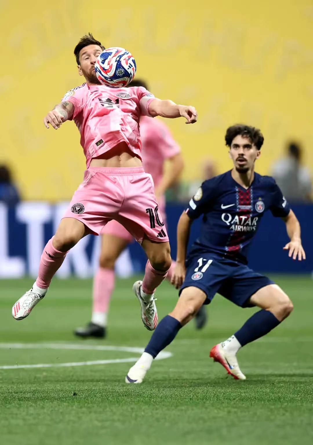 包含赛地聚焦——荷甲关键时刻热度飙升，巴黎圣日耳曼调整名单，压力陡增，赛程密集仍需轮换的词条