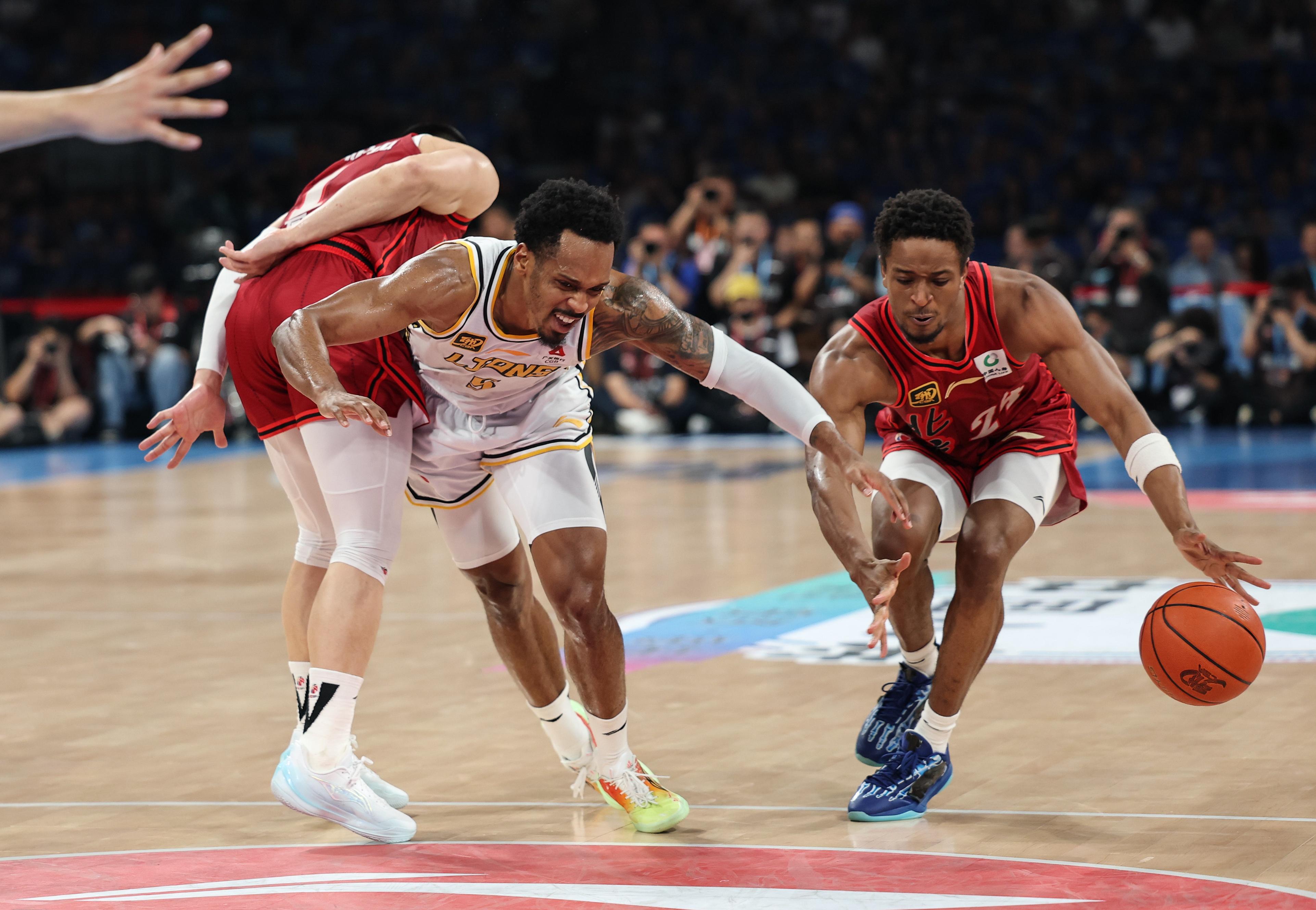 集结日体能课后,洛杉矶湖人战术微调备战CBA常规赛,管理层满意,年轻球员得到机会的简单介绍 集结日体能课后,洛杉矶湖人战术微调备战CBA常规赛,管理层满意,年轻球员得到机会的简单介绍