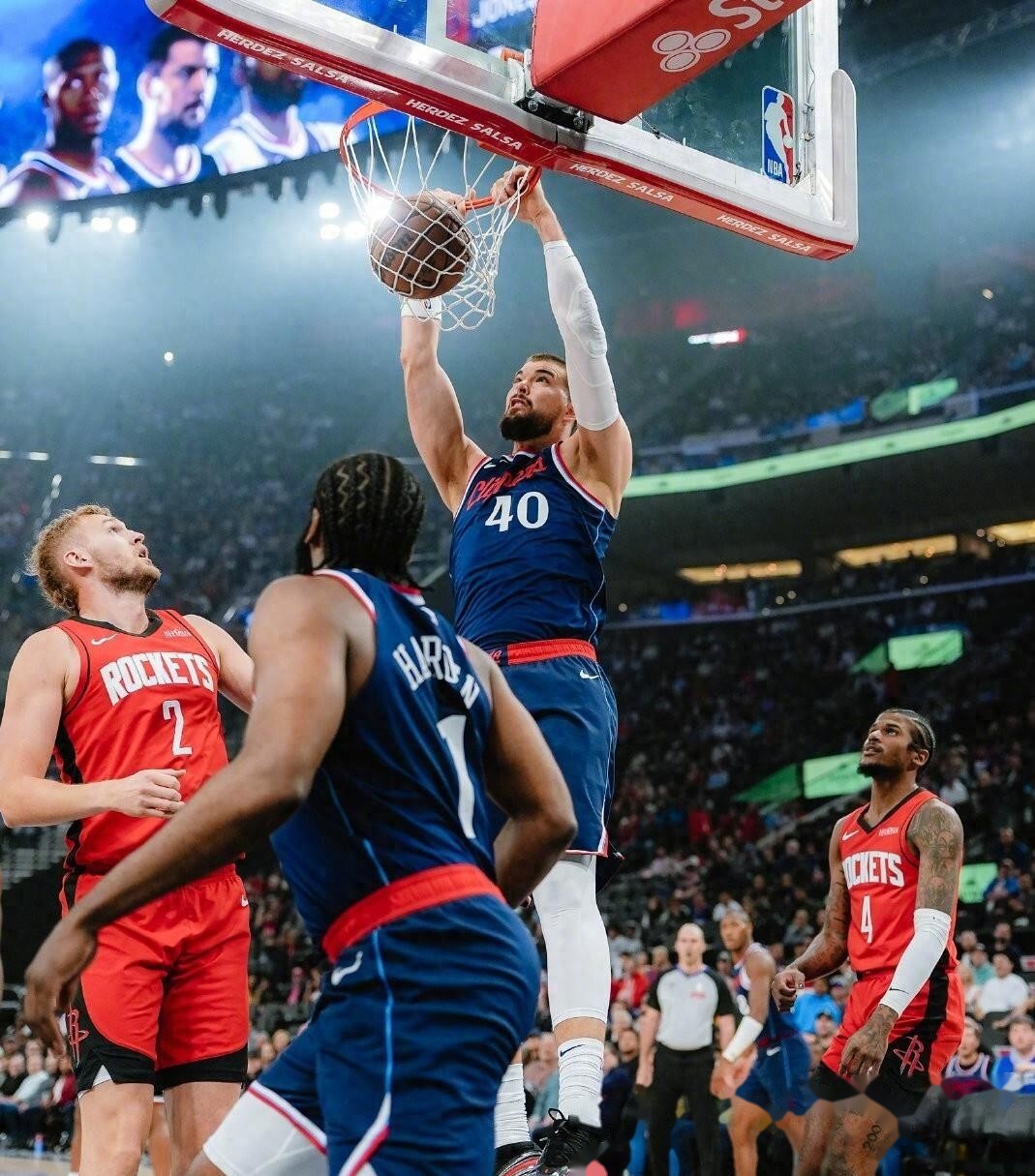 关键时刻洛杉矶快船备战欧联；临场应变细节曝光；赛场秩序良好；赛程密集仍需轮换(俄克拉荷马雷霆队shijiaqiu)