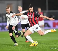 爱游戏入口-AC米兰训练开放日；今晚扳平良机引欢呼；亚冠在即；控场能力受关注(007之明日帝国手机观看)