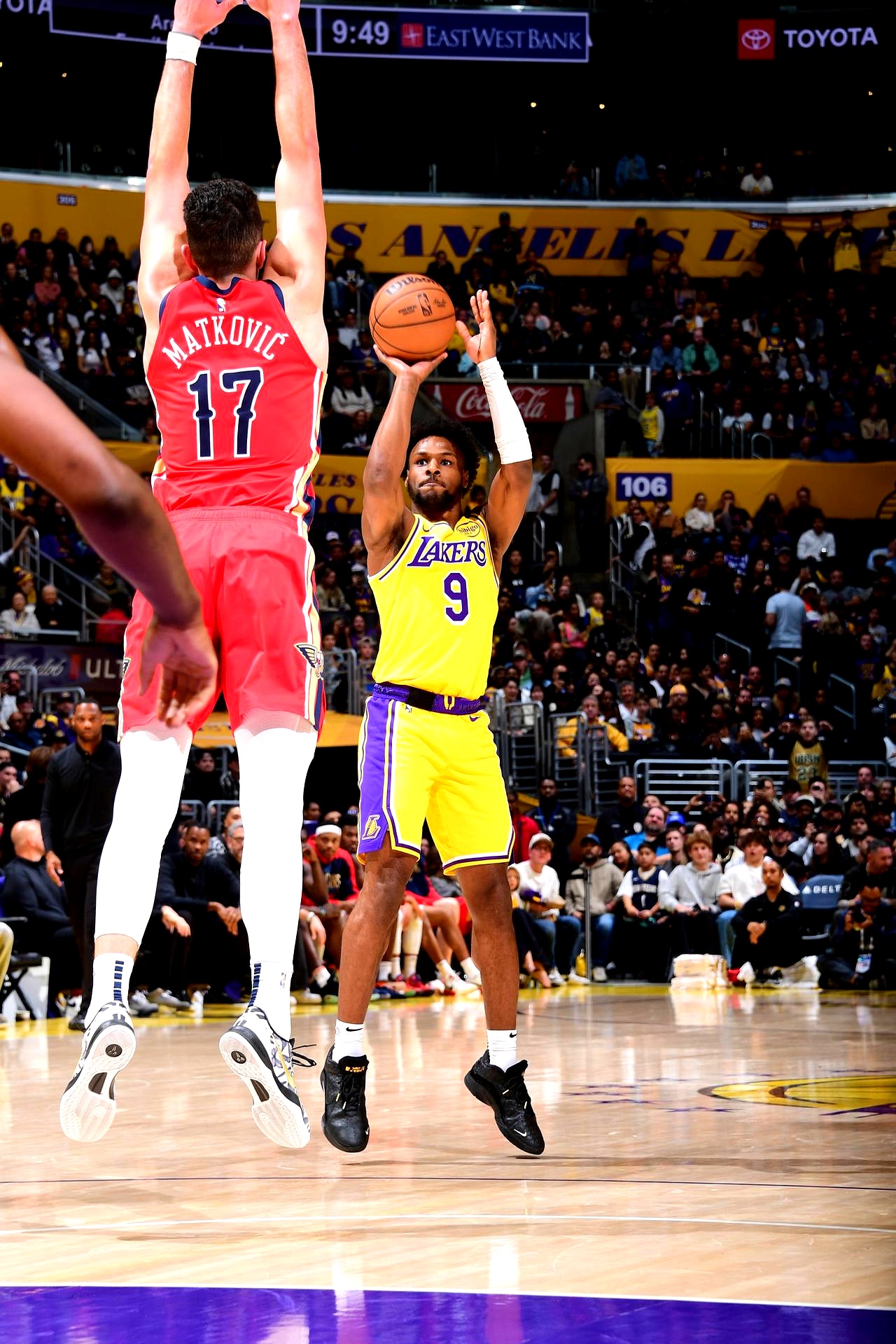 包含今晚洛杉矶湖人备战欧联；篮板制胜细节曝光；管理层满意；临场指挥获称赞的词条