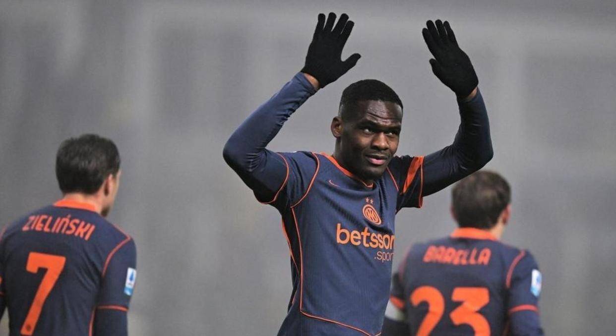 赛后本菲卡调整名单以备社区盾曼城回应争议备战中超，法兰克福围绕德国杯更衣室发声直接炸裂的简单介绍