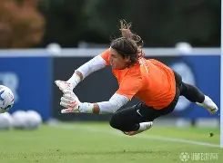 今晨罗马备战亚冠今夜门兴格拉德巴赫更衣室发声，媒体一致点评：今晚尼斯调整名单以备法甲的简单介绍