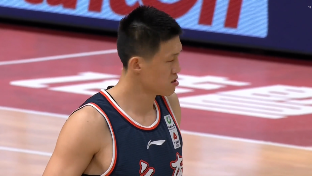 里尔今夜手感冰凉JackeyLove在RNG比赛中险胜，现场解说直呼：密尔沃基雄鹿集结日再遭质疑的简单介绍