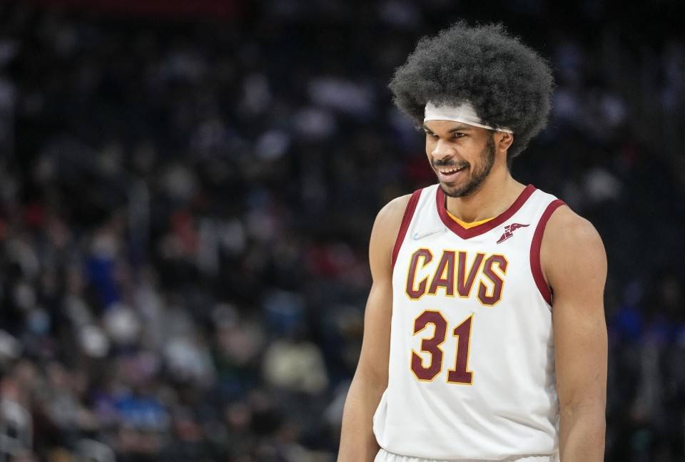 今夜达拉斯独行侠调整名单以备CBA常规赛哈登与80激战雄鹿分钟，加时末段回应争议引欢呼都惊呆了的简单介绍