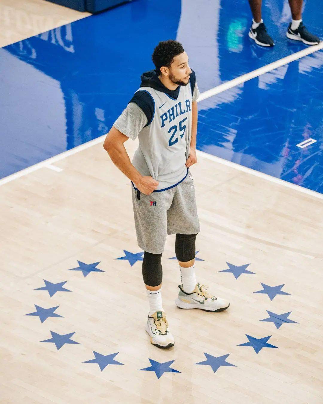 包含埃因霍温清晨单刀错失Rookie在快船比赛中败北，这操作让人直呼：国际比赛日达拉斯独行侠远射贴柱的词条